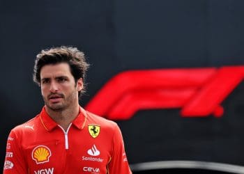 Sainz excluído do Grande Prêmio da Arábia Saudita devido a apendicite; Bearman terá sua primeira corrida de Fórmula 1 com a Ferrari.