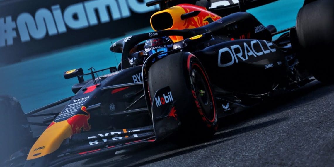 Verstappen diz que pista de F1 em Miami é desafiadora devido aos pneus imprevisíveis.