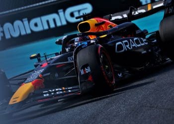 Verstappen diz que pista de F1 em Miami é desafiadora devido aos pneus imprevisíveis.