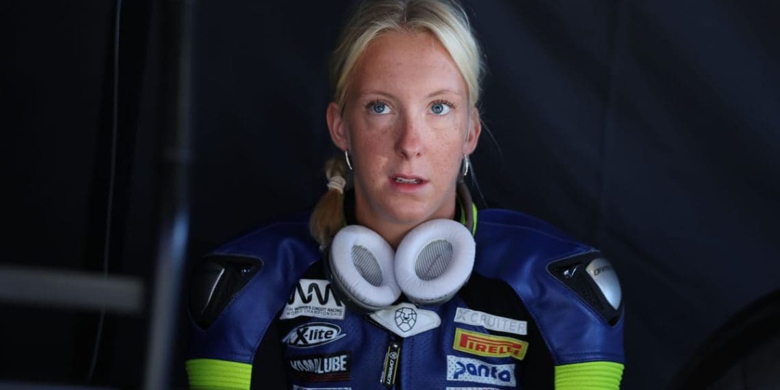 Ciclista em ‘estado estável’ após acidente grave durante evento inaugural da série WorldWCR feminina.