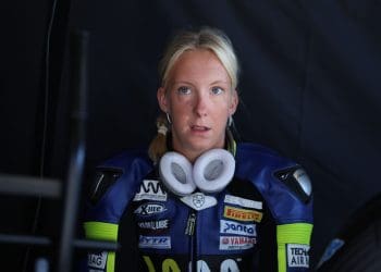 Ciclista em ‘estado estável’ após acidente grave durante evento inaugural da série WorldWCR feminina.