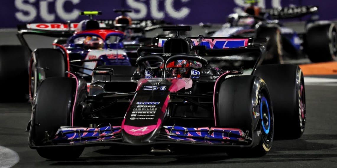 Ocon expõe fraquezas da Alpine em batalhas da F1 na Arábia Saudita.