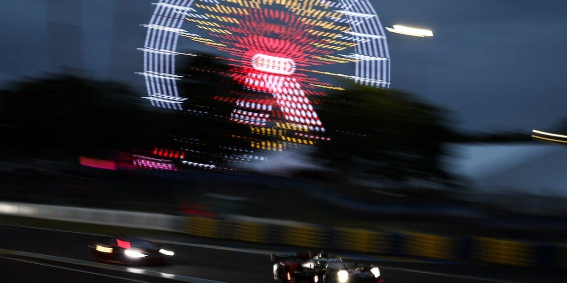 Buemi na frente durante período de safety car enquanto o sol retorna em Le Mans.