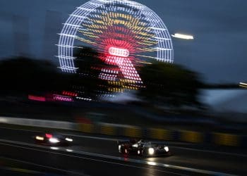 Buemi na frente durante período de safety car enquanto o sol retorna em Le Mans.