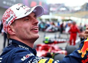 Horner elogia energia extra de Verstappen durante corridas de F1.