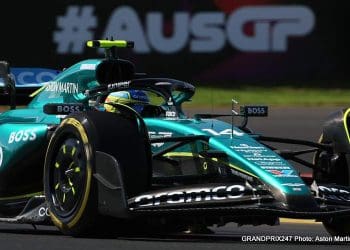 Aston Martin exibindo vestígios de velocidade do ano anterior em Melbourne.