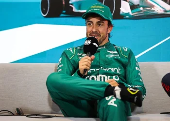 Fernando Alonso: Novo contrato causa grandes mudanças no mercado de pilotos da F1 para 2025.