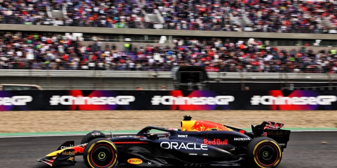 Verstappen vence Grande Prêmio da China da Fórmula 1 com Norris terminando entre as Red Bulls.