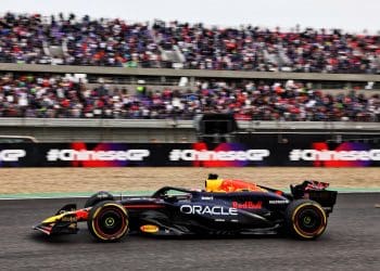 Verstappen vence Grande Prêmio da China da Fórmula 1 com Norris terminando entre as Red Bulls.
