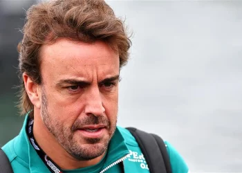 Johnny Herbert, ex-piloto de Fórmula 1, recebe ameaças de morte após decisão sobre Fernando Alonso.