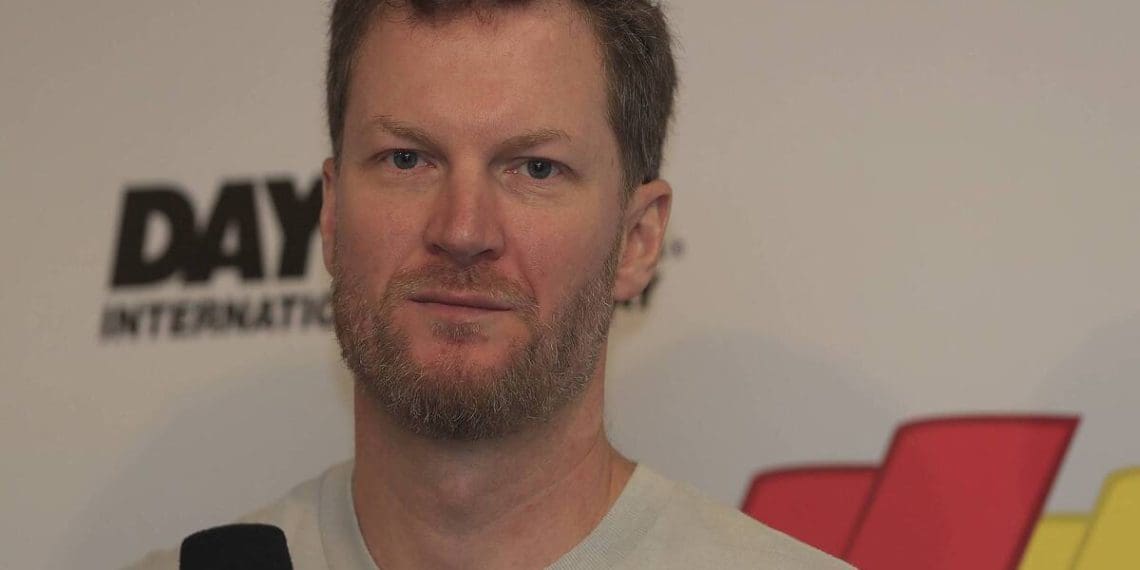 Dale Earnhardt Jr. está se sentindo “frustrado” após perder a oportunidade de comprar uma carta da Cup a um preço mais baixo.