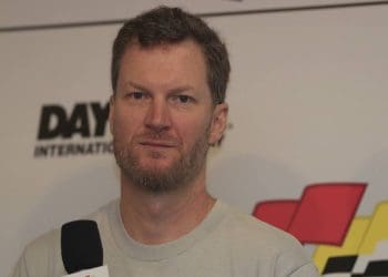 Dale Earnhardt Jr. está se sentindo “frustrado” após perder a oportunidade de comprar uma carta da Cup a um preço mais baixo.
