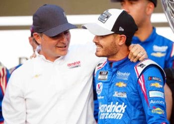 Jeff Gordon animado por garantir a Kyle Larson uma vaga na Indy 500 graças ao apoio de Rick Hendrick.