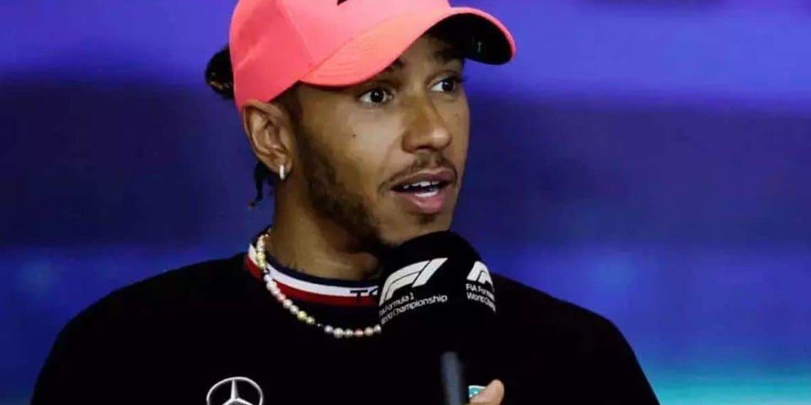 Lewis Hamilton deixa entrevista após pergunta sobre inveja em relação ao desempenho da Ferrari.