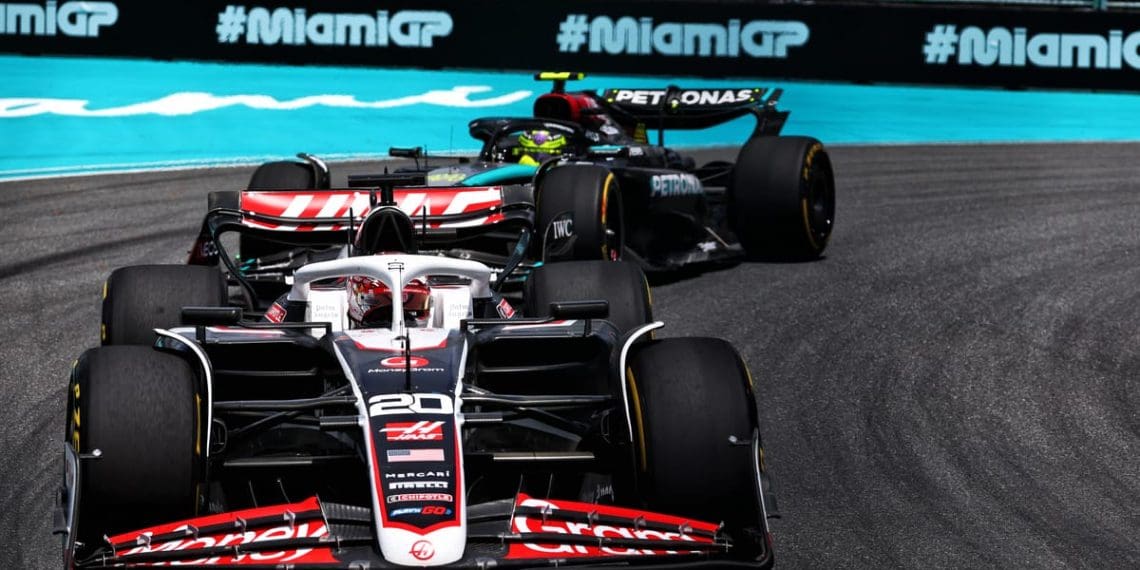 Chefe da McLaren pede banimento de corrida por comportamento antidesportivo.