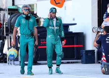 Alonso afirma que nacionalidade é um fator nas escolhas dos comissários da F1.