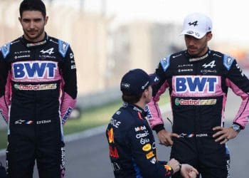 Ex-chefe de equipe da Fórmula 1 critica desempenho fraco da Alpine em 2024, alerta que Esteban Ocon e Pierre Gasly podem sair se a situação não melhorar.
