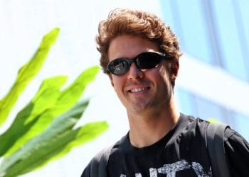 Piloto reserva da F1 Drugovich garante lugar em corrida de carros esportivos.