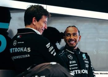 Mercedes não decidirá substituto de Hamilton em breve.
