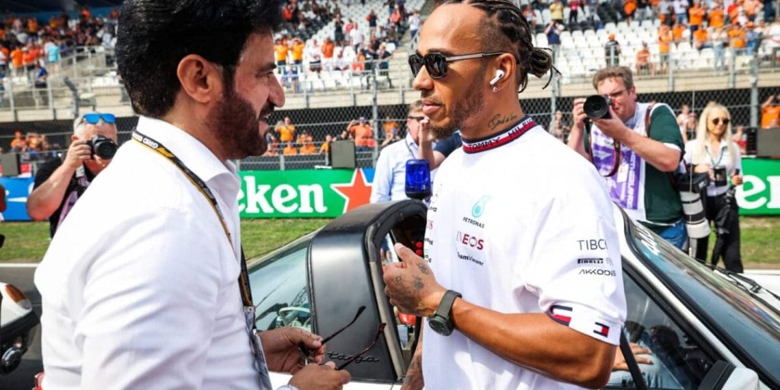 Lewis Hamilton pede intervenção da FIA após tampa de dreno solta interromper testes da F1 no Bahrain.