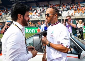 Lewis Hamilton pede intervenção da FIA após tampa de dreno solta interromper testes da F1 no Bahrain.
