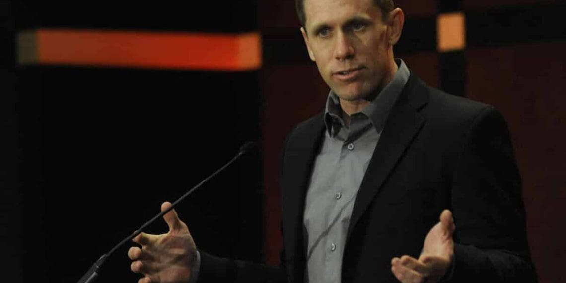 VÍDEO: Carl Edwards explica sua decisão de não retornar ao circuito de corridas da série Cup.