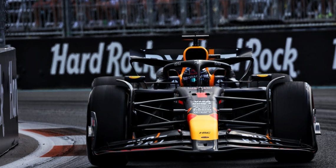 Red Bull nega alegações de Verstappen sobre danos no assoalho na corrida de Fórmula 1 em Miami.