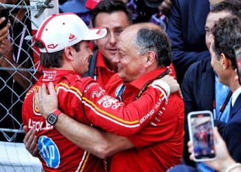 Vasseur prevê melhora de Leclerc após vitória de Mônaco na F1 pressão aliviada.