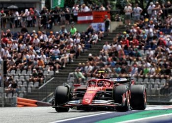 Sainz: Atualizações da Ferrari não resolverão limitações de desempenho do carro de F1.