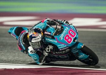 Alonso vence Holgado pela primeira vitória da temporada de Moto3 de 2024 no Catar.
