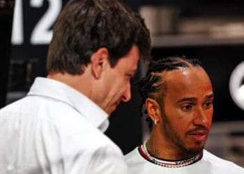 Polícia ajuda Mercedes a investigar acusação de sabotagem contra Hamilton.