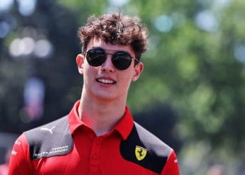 Surpreenda-se com Ollie Bearman, o novo piloto da Ferrari na Fórmula 1.