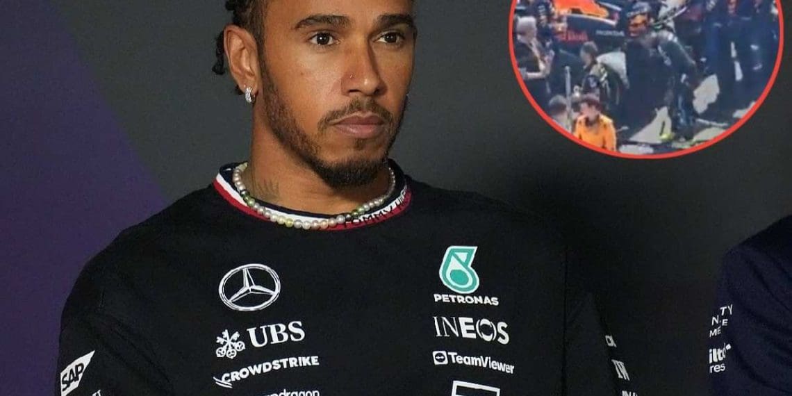 Lewis Hamilton tem um momento constrangedor ao cair de sua scooter elétrica a caminho do grid do Grande Prêmio do Japão.