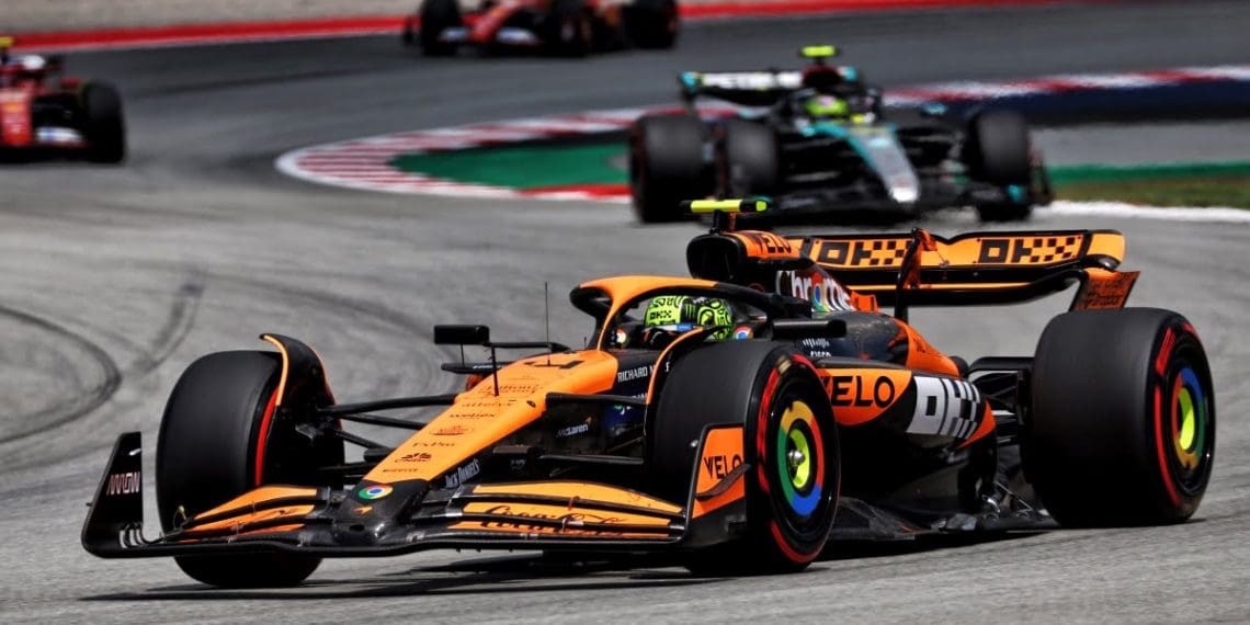 McLaren nega que mudanças na posição de largada de Norris tenham influenciado decisão estratégica na corrida de F1 da Espanha.