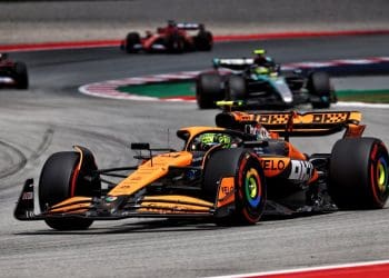 McLaren nega que mudanças na posição de largada de Norris tenham influenciado decisão estratégica na corrida de F1 da Espanha.