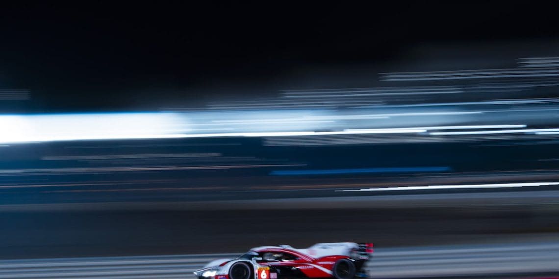 Sexto Porsche vence no Catar enquanto Peugeot perde potência nos momentos finais.