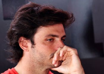 Sainz atualiza sobre futuro na F1 enquanto Williams faz oferta pública.