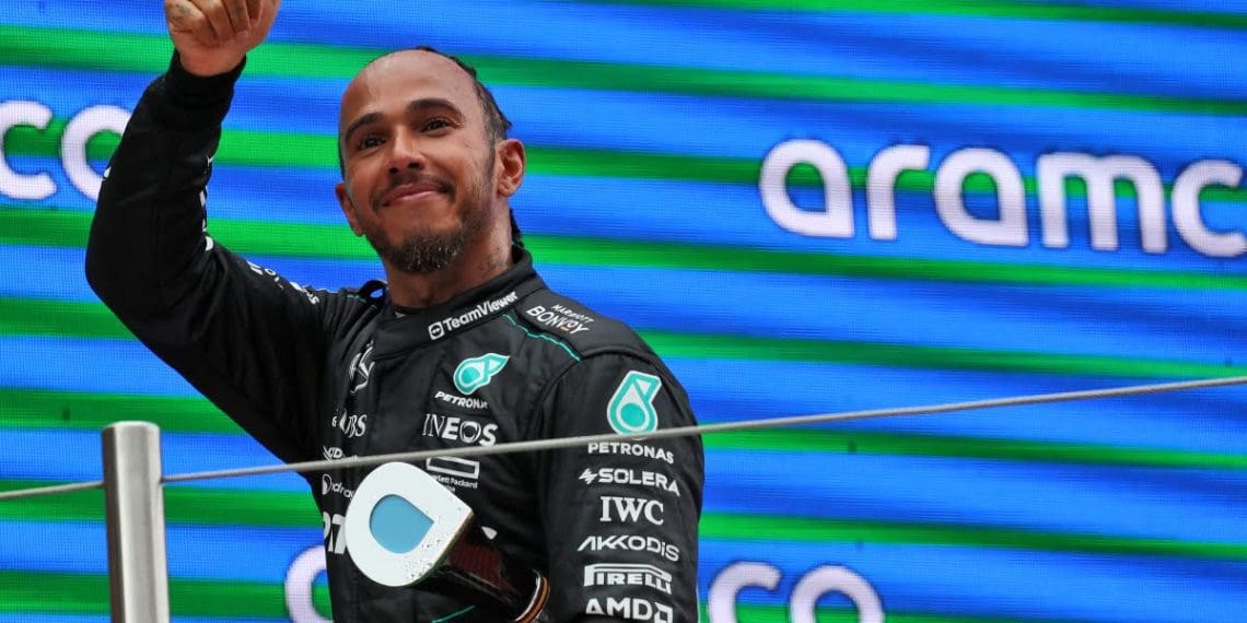 Hamilton: Mercedes trabalhando incansavelmente para reduzir déficit atual na F1.