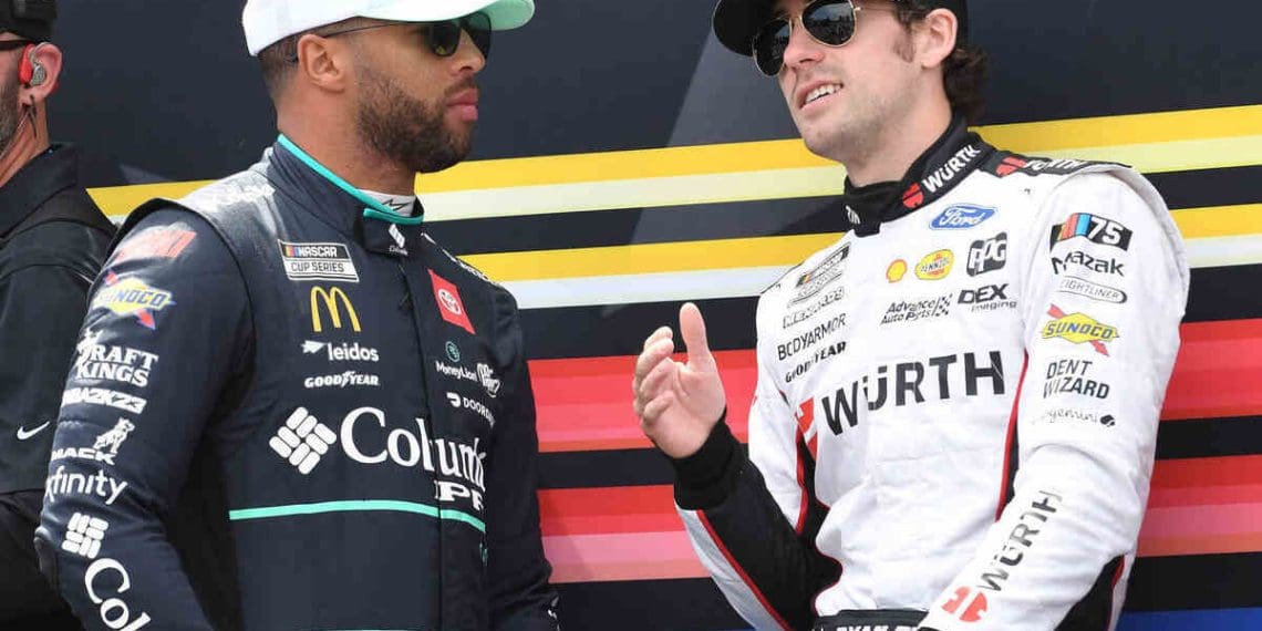 Bubba Wallace critica hipocrisia de fãs da NASCAR em relação a ele e Ryan Blaney.