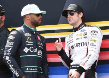 Bubba Wallace critica hipocrisia de fãs da NASCAR em relação a ele e Ryan Blaney.