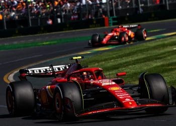 Verstappen sofre aposentadoria surpresa enquanto Ferrari conquista as duas primeiras posições no Grande Prêmio da Austrália.