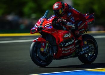 Bagnaia se destaca no último treino de MotoGP.