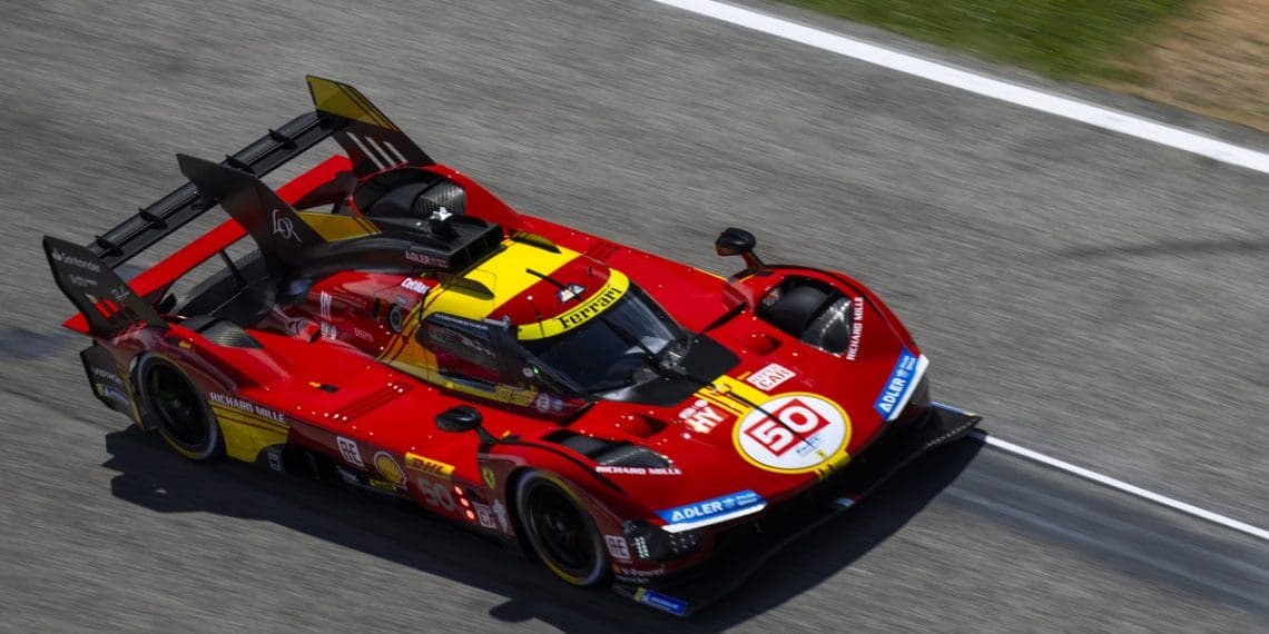 Fuoco guia Ferrari para o top três na classificação de Imola