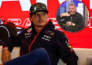 VÍDEO: Ex-jogador da NFL e comentarista esportivo Pat McAfee pronuncia o nome do atual campeão da F1 Max Verstappen de forma errada.