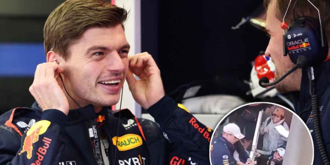Fãs se aglomeram para conseguir autógrafo de Max Verstappen da Red Bull antes do treino em Mônaco.