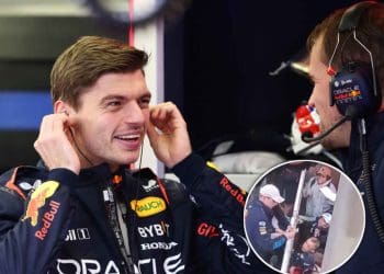 Fãs se aglomeram para conseguir autógrafo de Max Verstappen da Red Bull antes do treino em Mônaco.