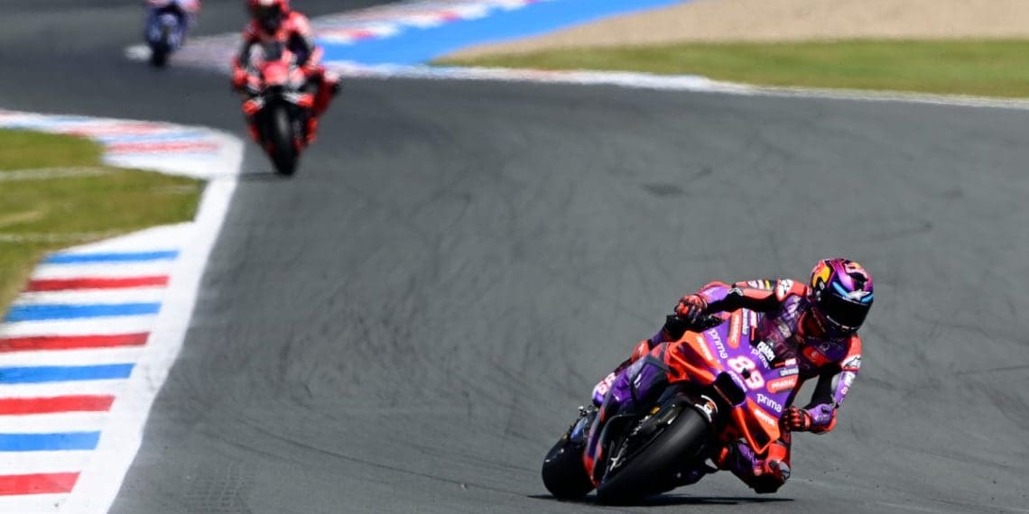 Martin teve sorte na MotoGP e deixa fãs confusos.