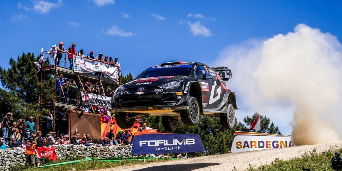 Ogier lidera com a saída de Neuville da corrida.