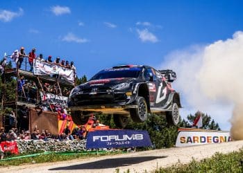 Ogier lidera com a saída de Neuville da corrida.