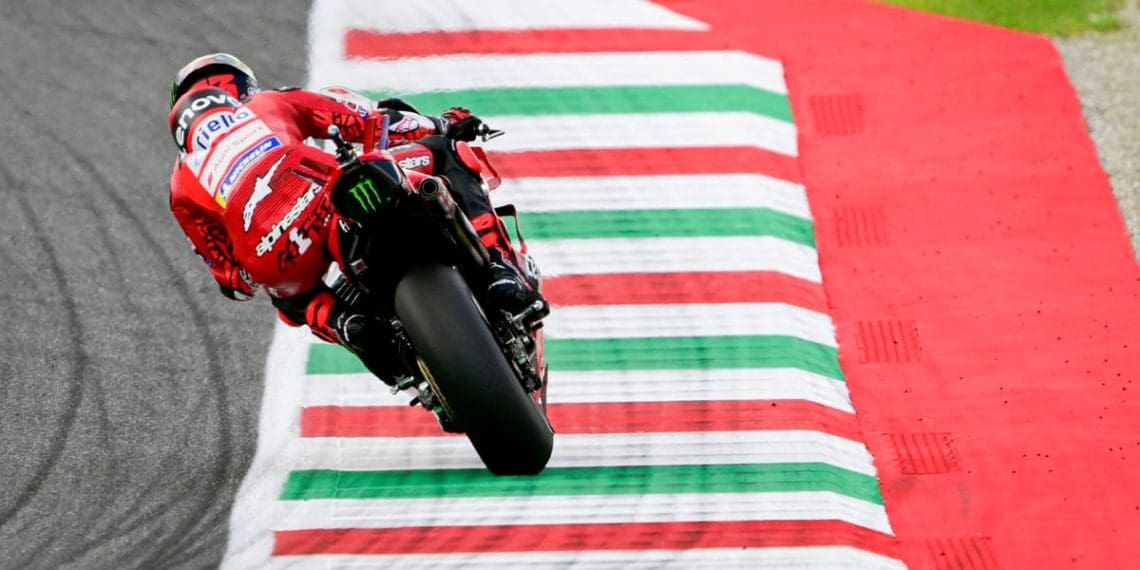 Bagnaia lidera nos treinos de sexta-feira em Mugello e enfrenta escrutínio.